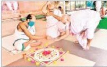 దుర్గమ్మ సన్నిధిలో విశేష పూజలు