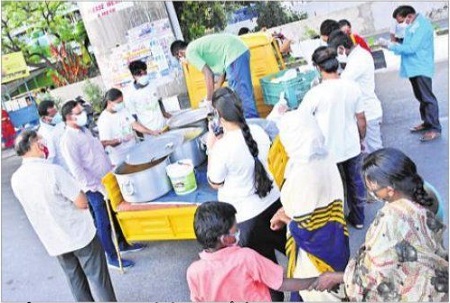 అన్నార్తుల ఆకలి తీరుస్తున్న స్వచ్చంద సంస్థలు