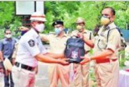 ట్రాఫిక్ పోలీస్లకు సమ్మర్ కిట్లు పంపిణీ
