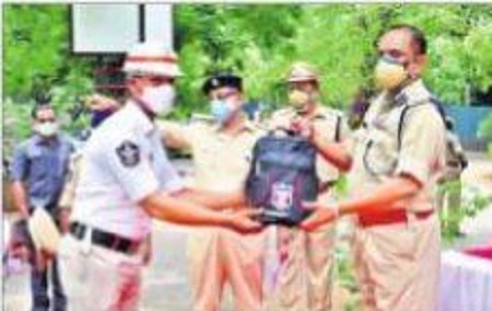ట్రాఫిక్ పోలీస్లకు సమ్మర్ కిట్లు పంపిణీ