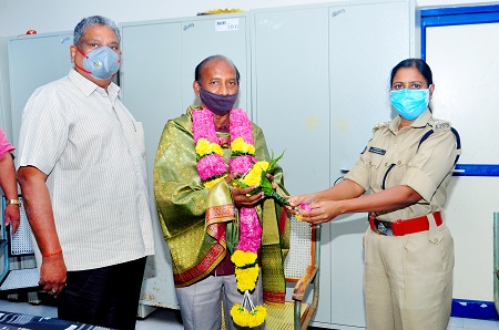 ఉద్యోగ విరమణ చేసిన పోలీసులకు సన్మానం