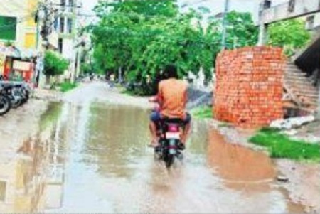 ఈదురు గాలులతో వర్షం