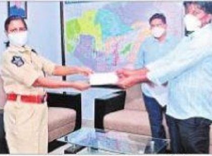 వితంతు ఫండ్ చెక్కులు పంపిణీ