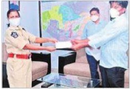 వితంతు ఫండ్ చెక్కులు పంపిణీ