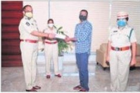 హోంగార్డు కుటుంబానికి నగదు సాయం