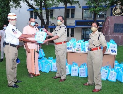 పోలీస్ సిబ్బందికి స్నాక్స్ కిట్లు పంపిణీ
