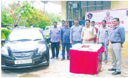 హవాలా నగదు, బంగారం పట్టివేత