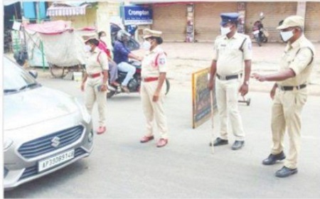 కర్ఫ్యూ  నిభందనలు ఉల్లంఘించిన వారి పై కేసులు