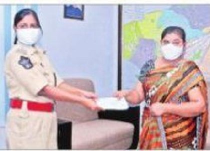 మృతుల కుటుంబ సభ్యులకు చెక్కులు అందజేత