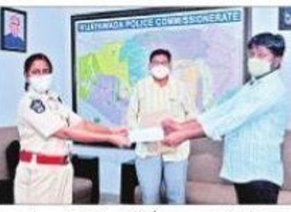 కార్పస్ ఫండ్ చెక్కు పంపిణీ
