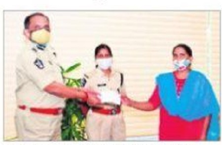 హోంగార్డ్ కుటుంబానికి ఆర్థిక సహాయం