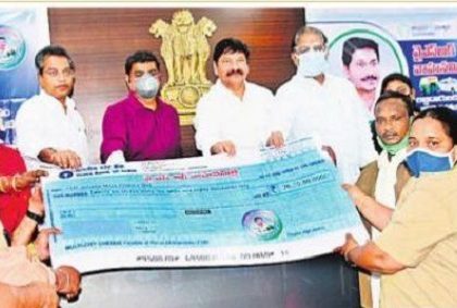 మిత్రులకు మురిపెం