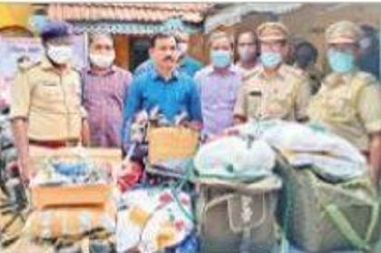 ట్రావెల్స్ బస్సులో తరలిస్తున్నగంజాయి సీజ్