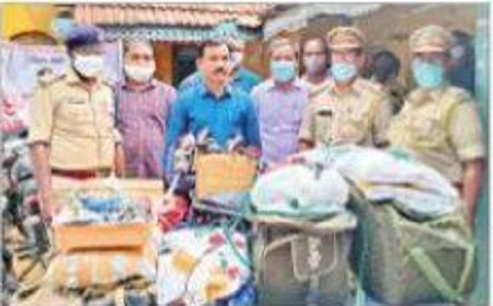 ట్రావెల్స్ బస్సులో తరలిస్తున్నగంజాయి సీజ్