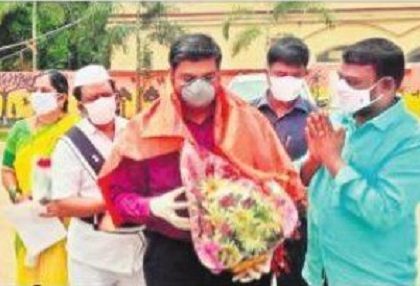 కలెక్టర్ ను కలిసిన రూరల్ సర్పంచులు