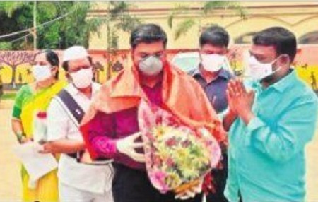 కలెక్టర్ ను కలిసిన రూరల్ సర్పంచులు