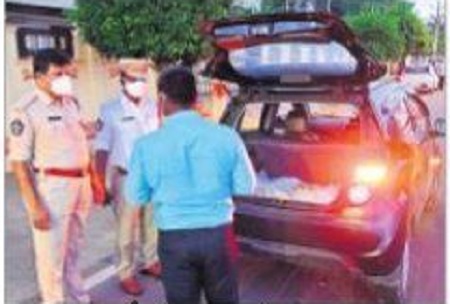 ఆంక్షల ఉల్లంఘనులపై కేసులు నమోదు