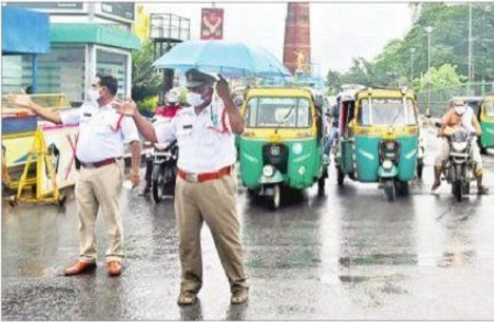 ఎడతెరపి లేని వర్షం.. జనజీవనం అస్తవ్యస్తం