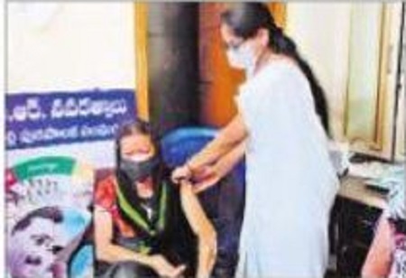 మహిళలకు కోటి డోసుల టీకా