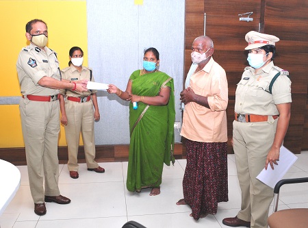 పొలీసు కుటుంబాలకు ఆర్థిక సాయం