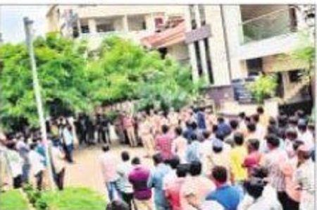 సత్ప్రవర్తనతో జీవించాలి