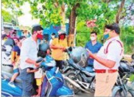 వాహన చోదకులు విధిగా హెల్మెట్ ధరించాలి