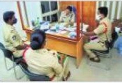 పోలీస్‌స్టేషన్‌లో రికార్డుల పరిశీలన