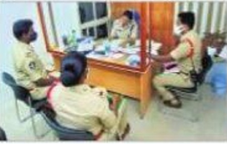 పోలీస్‌స్టేషన్‌లో రికార్డుల పరిశీలన