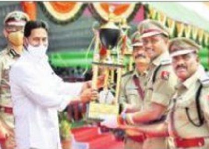 రాష్ట్ర పోలీసులకు సేవా పతకాలు