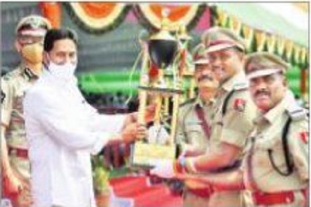 రాష్ట్ర పోలీసులకు సేవా పతకాలు
