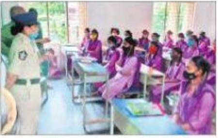 దిశ యాప్‌పై విద్యార్థులు, టీచర్లకు అవగాహన