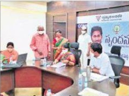 ఫిర్యాదులపై సత్వరమే స్పందించండి