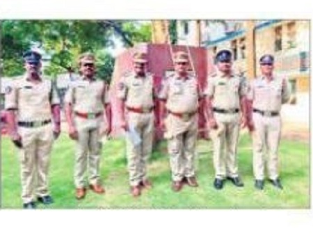 నేరాల పరిశోధనలో పోలీస్‌లకు రివార్డులు