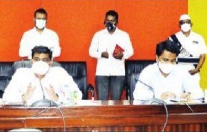అవార్డు గ్రహీతలను గౌరవించాలి