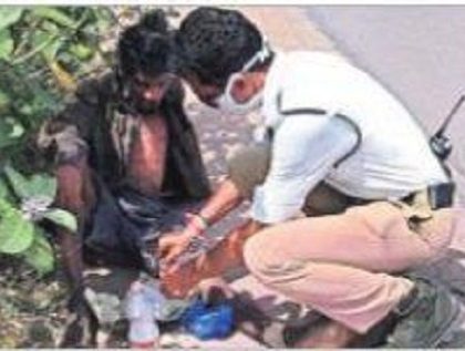 మానవత్వం చాటిన హెడ్ కానిస్టేబుల్