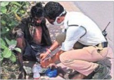 మానవత్వం చాటిన హెడ్ కానిస్టేబుల్