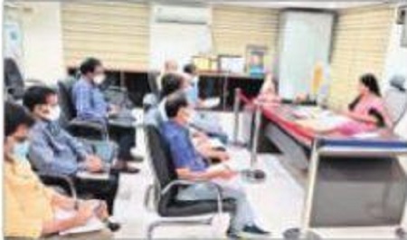 యుద్ధ ప్రాతిపదికన రహదారులకు మరమ్మతులు