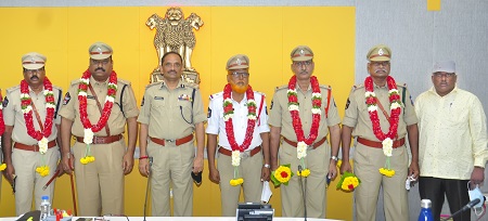 రిటైర్డ్ పోలీస్ అధికారులకు ఆత్మీయ వీడ్కోలు