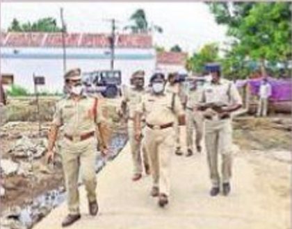 1,565 ఇళ్లలో పోలీసుల సోదాలు