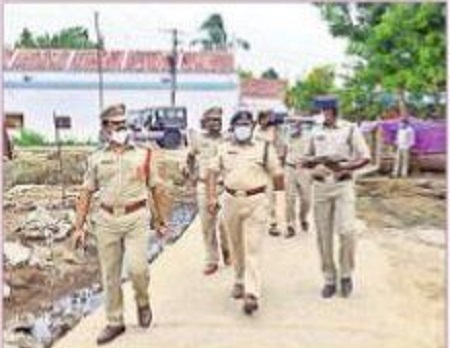 1,565 ఇళ్లలో పోలీసుల సోదాలు