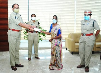 హోంగార్డ్ కుటుంబానికి ఆర్థిక సహాయం