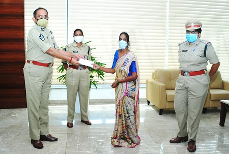 హోంగార్డ్ కుటుంబానికి ఆర్థిక సహాయం