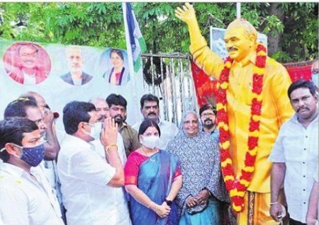 మహానేతా మనసాస్మరామి