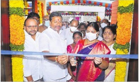 అందుబాటులో ఉంటూ సమస్యల పరిష్కారం