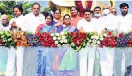 అభిమాన నీరాజనం
