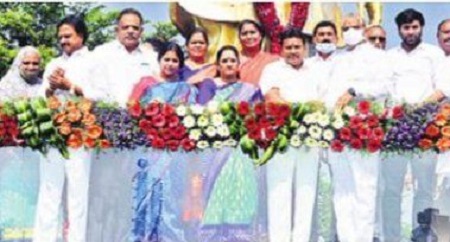అభిమాన నీరాజనం