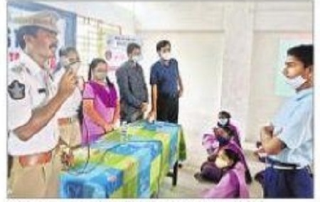 రహదారి భత్రతపై విద్యార్థులకు అవగాహన