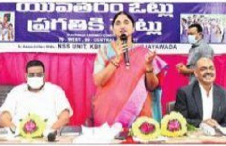 ప్రజాస్వామ్య వ్యవస్థకు అండగా ఉండాలి