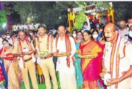దుర్గమ్మకు పట్టుచీర, పసుపు కుంకుమ సమర్పణ