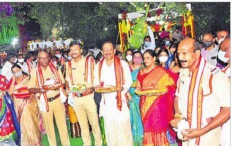 దుర్గమ్మకు పట్టుచీర, పసుపు కుంకుమ సమర్పణ